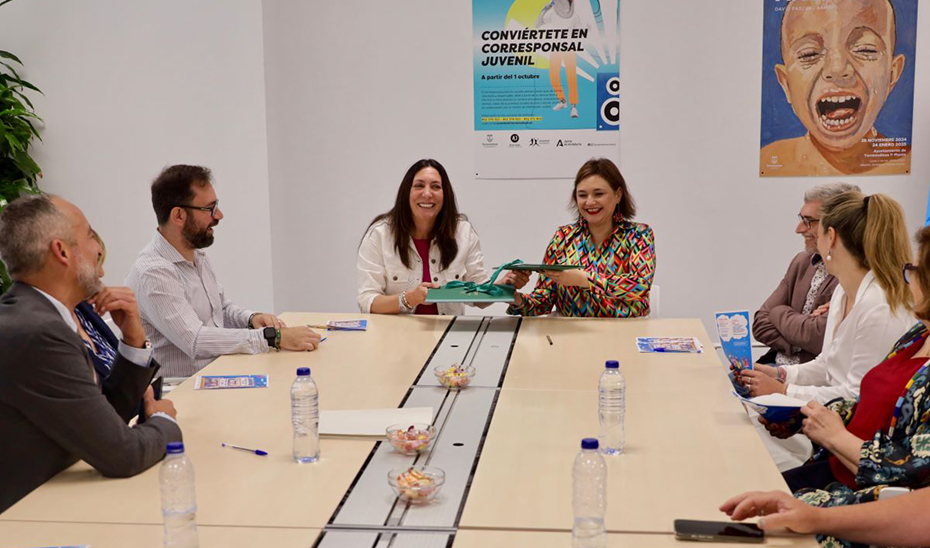 La consejera de Inclusión, Loles López, y la alcaldesa de Torremolinos, Margarita del Cid, tras la rúbrica del protocolo.